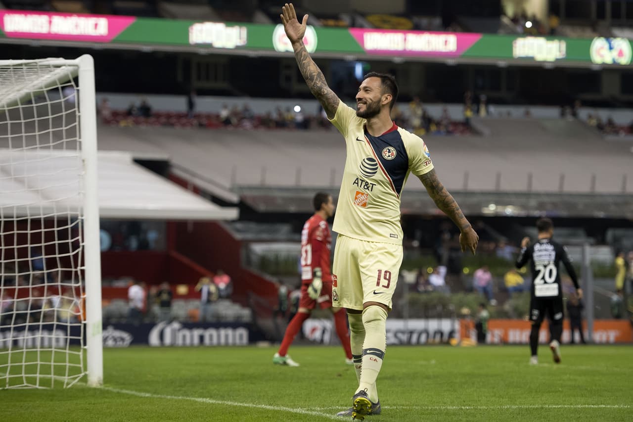 Lo convirtió, engañando complatamente al portero necaxista, Ángel Alonzo, para batirlo y marcar el 1-0 en este encuentro de Copa.