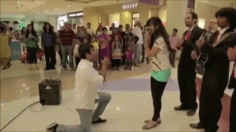 Piensa dos veces cuando le hagas un concierto y pedida de mano en público, o su respuesta puede doler.