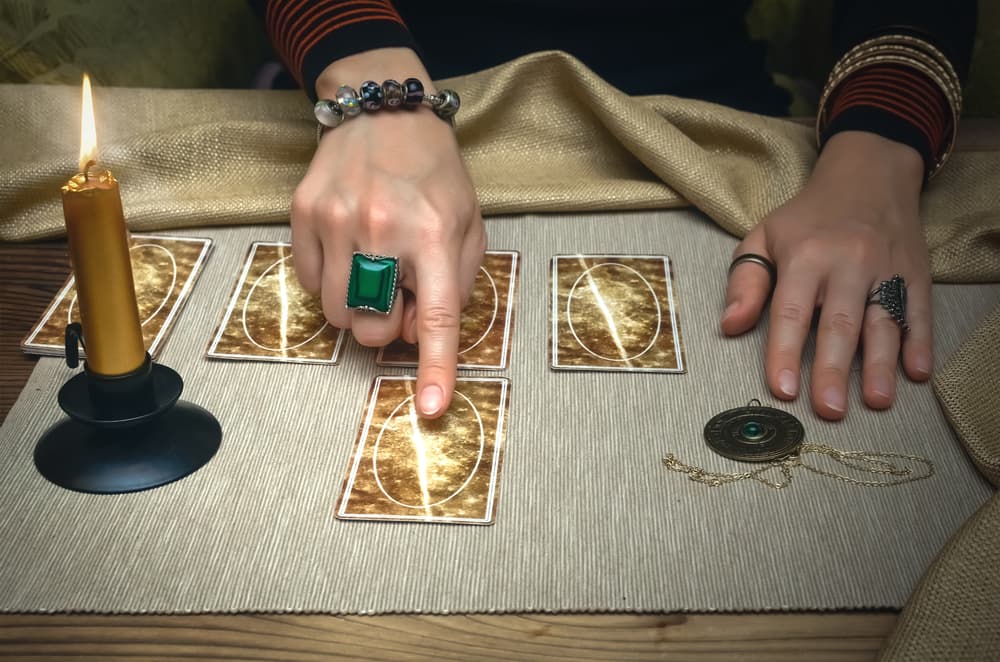 La quinta carta, a la izquierda del centro, es tu influencia futura. ¿A dónde vas, qué te espera? ¿Qué posibilidades y alternativas te toparás?