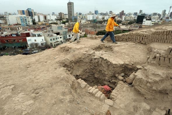 Junto al cesto, se puede observar una litera con los restos óseos de un bebé y dos fardos funerarios, uno con los restos de otro bebé y el segundo, con una cabeza postiza, con lo que aparenta ser un niño de unos 7 años.