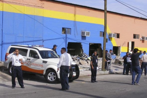 El incendio provocó la muerte de 49 bebés y dejó heridas de consideración a más de 70 menores. Uno de los dueñas de la guardería subrogada del Instituto Mexicano del Seguro Socila, era una de las tías de la primera dama de México, Margarita Zavala. La sociedad criticó al gobierno federal por no capturar a los responsables del incendio entre ellos a los socios de la guardería, entre los que también se encontraban altos funcionarios del gobierno de Sonora.