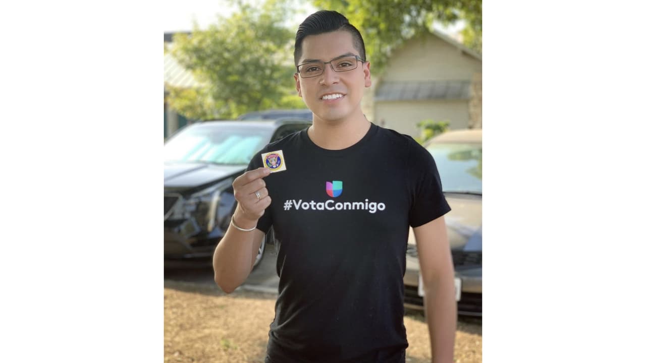 Gabriel Torres, meteorólogo de Univision 41 de San Antonio, escribió en su cuenta de Instagram que votó de manera anticipada y que, aunque estuvo más de una hora en la fila, logró ejercer su derecho. “Estoy muy contento porque esta fue mi primera vez votando para una elección presidencial #LATINOS salgan a votar, cada voto cuenta, es tiempo de darle una voz a nuestra generación, seamos parte del cambio”, destacó.