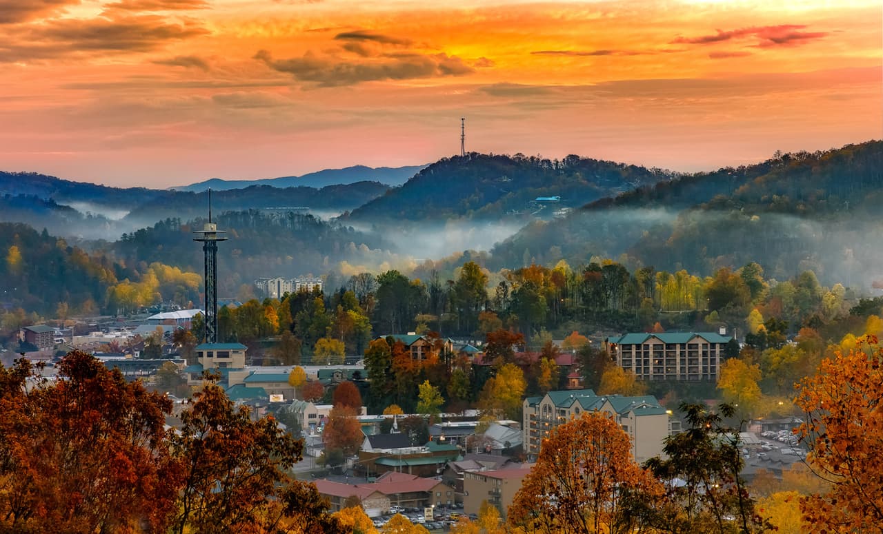 <b>13. Gatlinburg, Tennessee:</b> Esta localidad cuenta con tres entradas al Parque Nacional Great Smoky Mountains, la atracción más popular de la zona. De hecho, de menos de 4,000 residentes en temporada baja pasa a 40,000 en la alta, ya que muchos turistas vienen a disfrutar de las millas y millas de senderos para caminar o andar en bicicleta, con la oportunidad de ver osos negros, alces, ciervos y otros animales salvajes en su hábitat natural. Pero además de las atracciones naturales, de las llamadas Smoky Montains, también se pueden admirar en la ciudad la Aguja Espacial de Gatlinburg o el Tranvía Aéreo de Ober Gatlinburg.