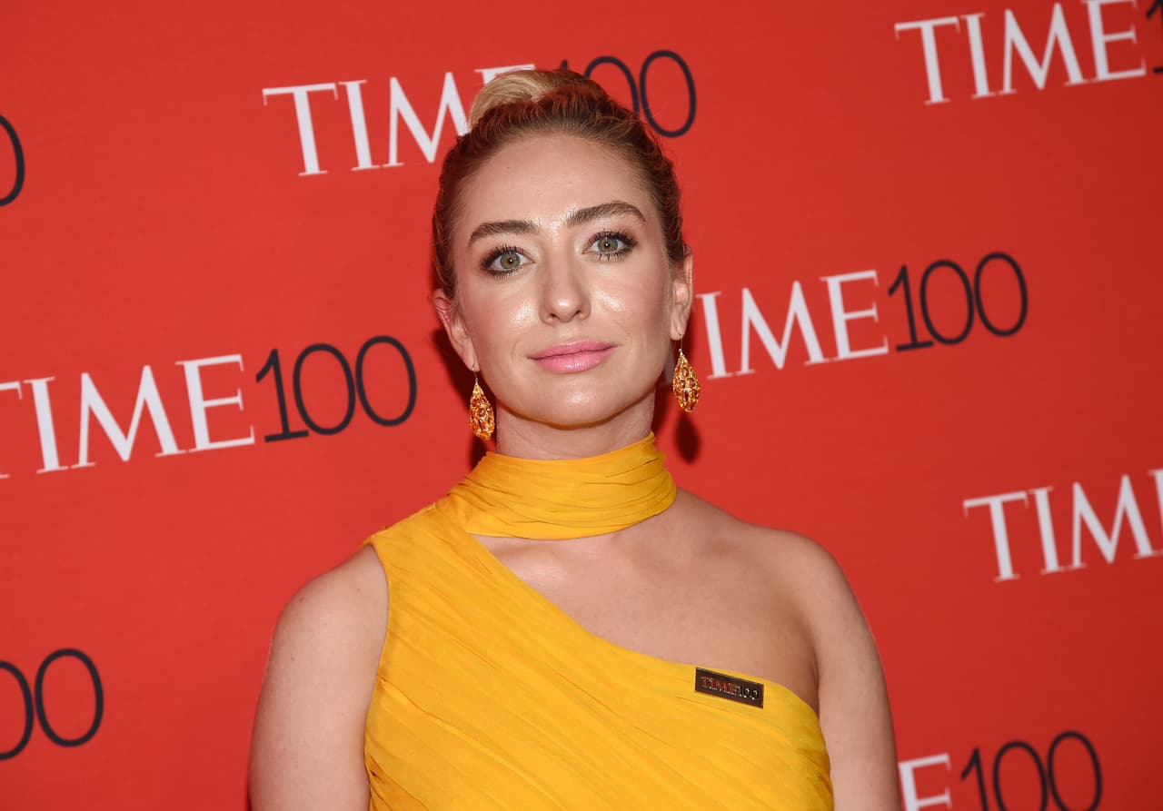 <b>La multimillonaria más joven: Whitney Wolfe Herd.</b>
<br>
<br>Patrimonio total: 1,300 millones de dólares.
<br>Ciudadanía: estadounidense.
<br>
<br>Con 31 años es la multimillonaria más joven del mundo ‘hecha por sí misma’, una categoría con la que Forbes diferencia a los que heredaron sus fortunas. Es cofundadora del sitio de citas en línea Bumble y en 2021 es una de las 63 nuevas mujeres que ingresaron al grupo. Antes de crear su propia aplicación, había sido ejecutiva del sitio de citas Tinder.
<br>
<br>Forbes incluye en su ranking general de multimillonarios a los que tienen un patrimonio de 1,000 millones de dólares o más, en total 2,755 personas en 2021. Wolfe Herd ocupa el lugar 2,263 de la lista.
<br>