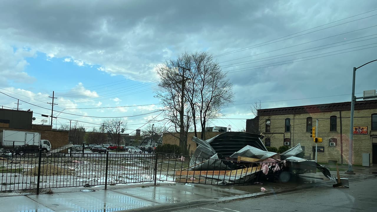 El paso de la tormenta ocasionó el colapso de una estructura y varios postes de luz en Rockford, Illinois.