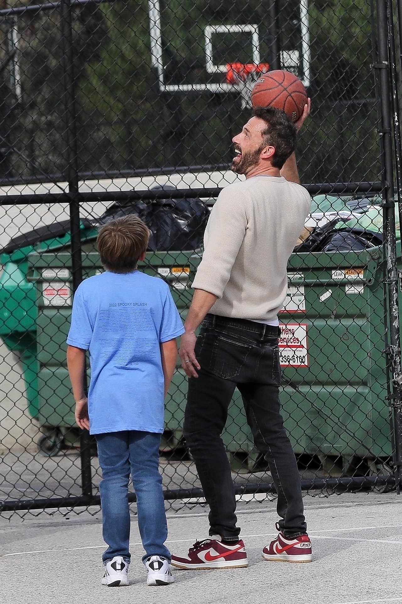 De acuerdo con la crónica del Daily Mail, el actor de 50 años parecía estar contento
<b>explicándole los detalles del deporte a su hijo.</b>
<br>