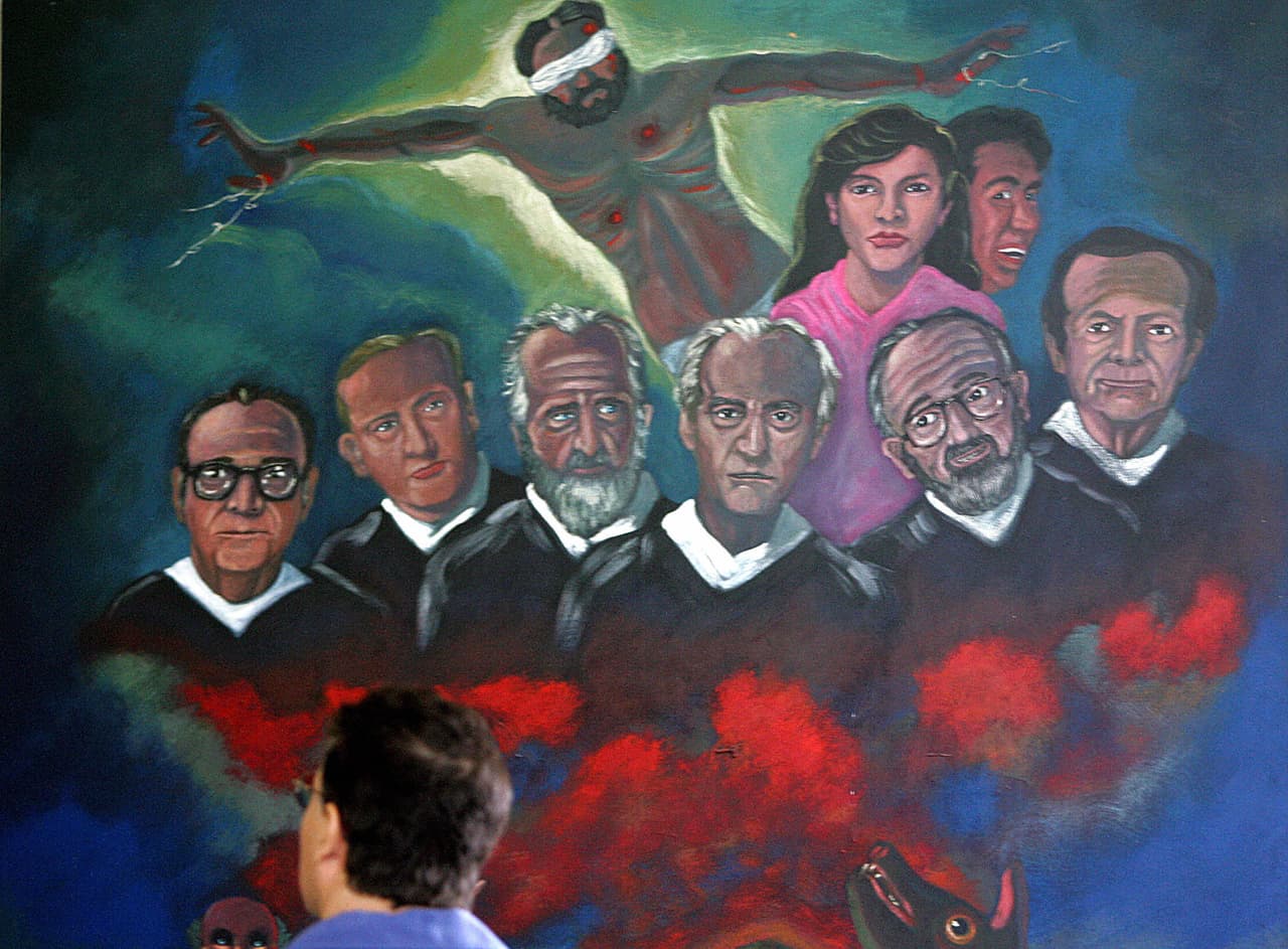 Un mural alusivo a la masacre de 1989 en El Salvador