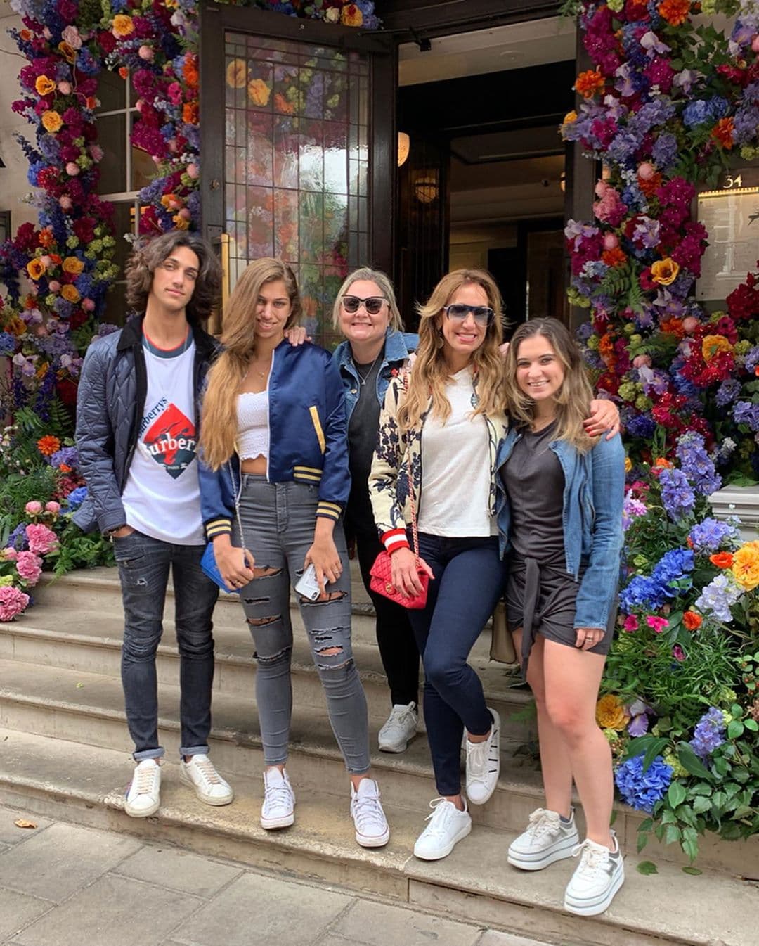 Lili Estefan se encuentra de viaje en Londres, Reino Unido, en donde disfruta el verano en compañía de sus hijos, Lina y Lorenzo, y algunos de sus amigos.