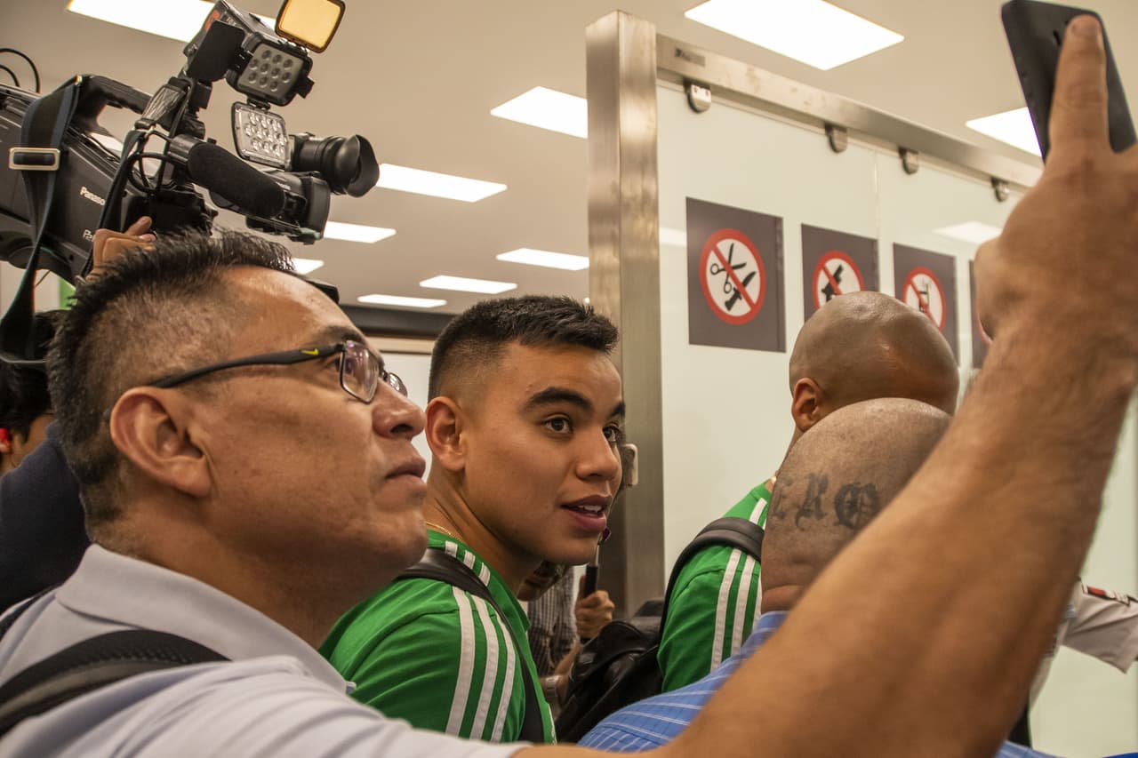 Una gran cantidad de reporteros y camarógrafos, así como de aficionados, estuvieron presentes en el Aeropuerto Internacional de la Ciudad de México donde este lunes arribaron varios miembros del Tri, además del Gerardo 'Tata' Martino y algunos directivos, luego de la consecución del título de la Copa Oro 2019 al vencer 1-0 a Estados Unidos en la Gran Final el domingo en Chicago.