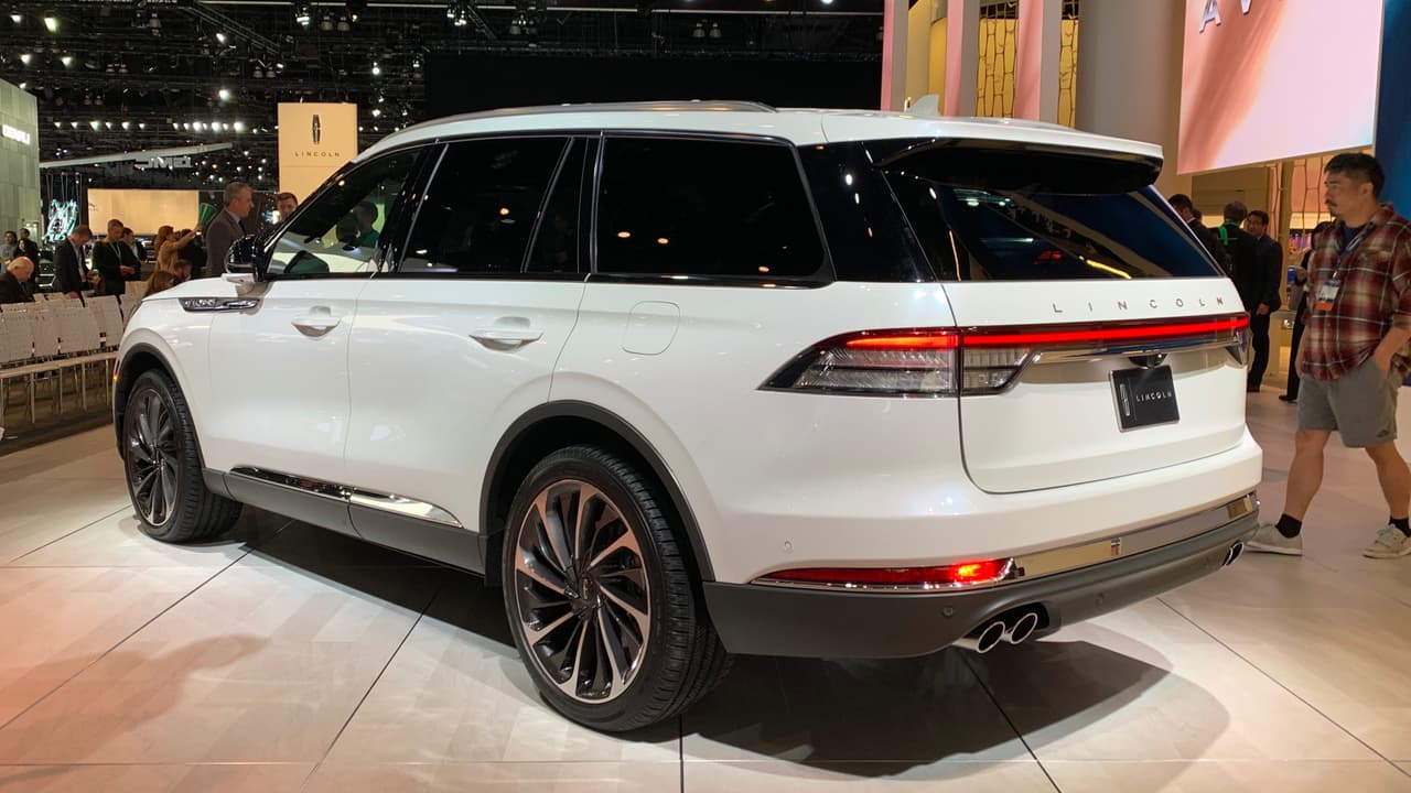 Aunque ya entramos en detalle en
<b><a href="https://www.univision.com/noticias/los-angeles-auto-show/la-lincoln-navigator-2020-aterrizo-en-el-auto-show-de-los-angeles-fotos" target="_blank"> la galería correspondiente</a></b> no podemos dejar de llamar la atención a las manillas exteriores de las puertas, que aunque tienen una apariencia convencional sin totalmente fijas y accionadas por cerrojos eléctronicos instalados en su parte posterior fuera de la vista del usuario.