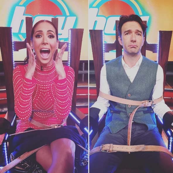 La conductora Cynthia Urias se enfrentó contra Leonardo de Lozanne, cantante de la banda de rock Fobia, en la silla eléctrica.