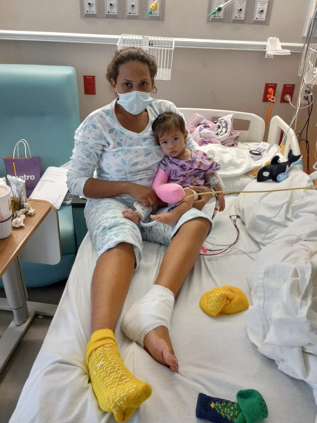 Durante la travesía, algo terrible pasó. El tren al que subieron en Eagle Pass cortó el tobillo de 
<b>Yosselin Chávez Hernández</b> justo cuando tenía a su hija de un año en los brazos.