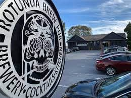 <b>Rotunda Brew Pub</b>: Más allá de las hamburguesas estelares, este gastropub informal ofrece un menú impresionantemente robusto de ensaladas, tazones de grano y platos principales como pato braseado y salmón con miel y jengibre. No se pierda el brunch para los niños del desayuno, que vienen cubiertos con queso, salsa de salchicha casera y un huevo. 📍814 E. Chocolate Ave., Hershey