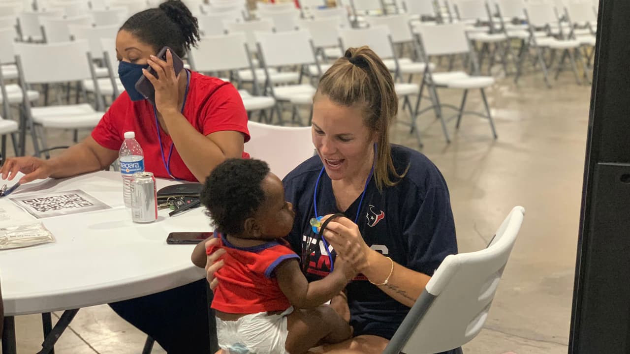 Los indocumentados son sometidos a una prueba de 
<a href="https://www.univision.com/local/houston-kxln/donato-sierra-victima-coronavirus-fotos">coronavirus</a> y aquellos que dan positivo son aislados en carpas.