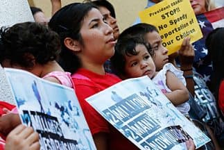 Padres indocumentados de estadounidenses o de residentes legales permanentes que están en el país desde antes de 1 de enero de 2010 califican para pedir el amparo de la deportación.