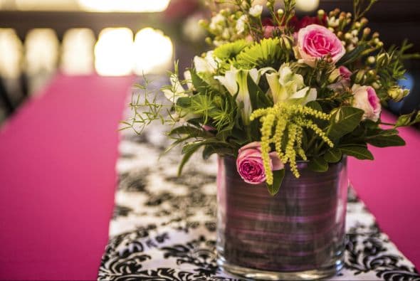 3) Apuesta por lo natural. Una mesa con un toque verde o florido tiene una presencia distinta. Si no tienes el presupuesto para comprar un ‘bouquet’ cada semana, o no quieres recortar las flores de tu jardín constantemente, añade algunas artificiales. Quedan muy ‘cool’.