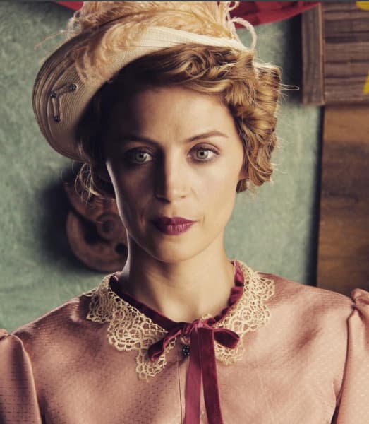 Le encanta participar en proyectos de época. Fue parte del elenco de la película 'Cantinflas', donde dio vida a 'Valentina Ivanova', la esposa del comediante.