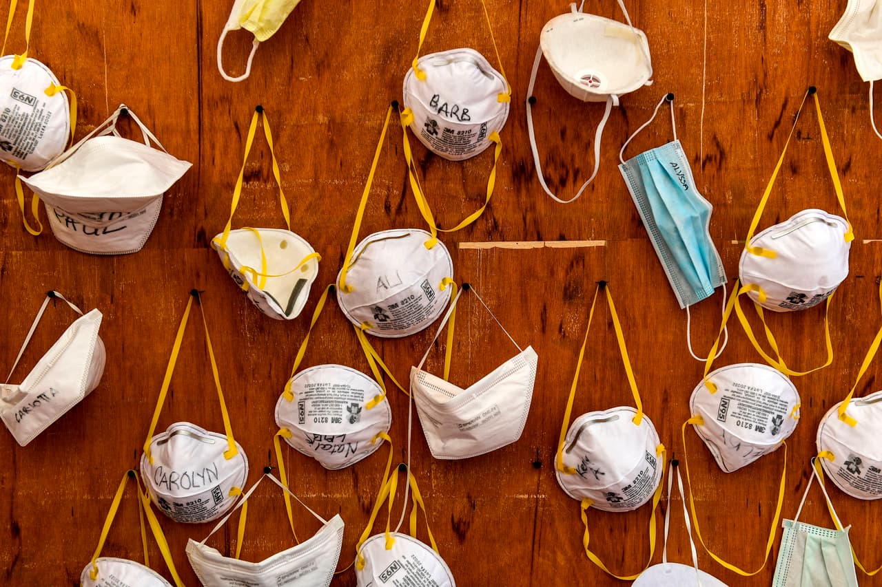 <b>Las mascarillas aún se requieren en los siguientes espacios:</b>
<br>
<ul>
<li>Transporte público</li>
<li>Hogares de ancianos</li>
<li>Refugios para personas sin hogar</li>
<li>Establecimientos penitenciarios</li>
<li>Escuelas</li>
<li>Centros de atención médica</li>
<li>Negocios donde así lo establezcan los propietarios</li>
</ul>