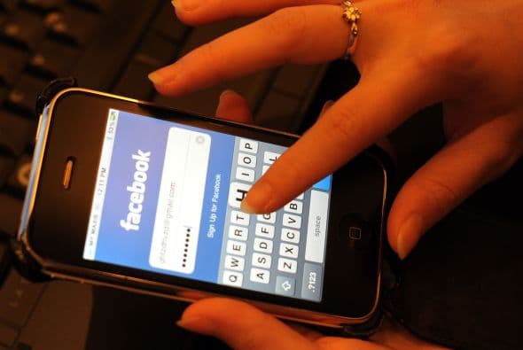 El debut de Facebook seguirá una serie de tibias aperturas por compañías de Internet, incluyendo Zynga y Groupon. Las acciones de ambas compañías están apenas centavos por encima de sus precios de oferta en diciembre y noviembre del año pasado, respectivamente. Las acciones de Zynga cayeron 55 por debajo del precio de OPI en el primer día de transacciones.