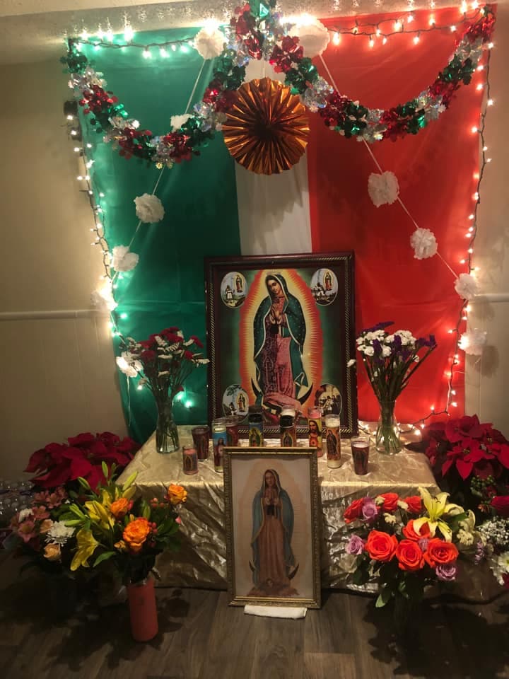 Una enorme bandera de México con decoraciones mexicanas y también navideñas hacen del altar de Kory Ramírez a la Virgen de Guadalupe algo muy único y atractivo.