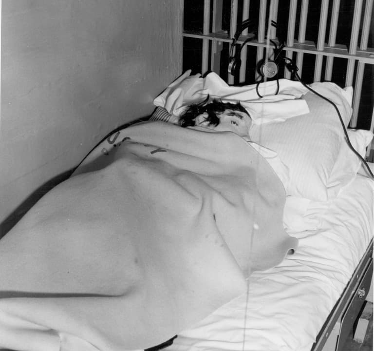 <h3 class="cms-H3-H3">Cabezas falsas </h3>
<br>
<br>Cuando los guardias de la penitenciaria se dieron cuenta que los tres reos habían escapado, pronto descubrieron que, para despistar a todos, habían utilizado cabezas falsas hechas de yeso, pintura de color carne y cabello humano real, que pusieron en sus camas para simular que se encontraban dormidos. 
<br>