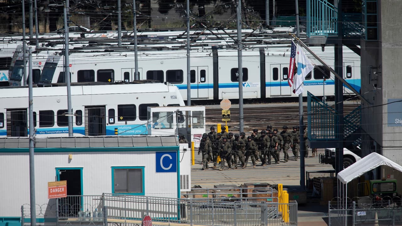 Las autoridades no han aclarado si el tiroteo ocurrió dentro de los edificios o en el patio donde se les da mantenimiento a los trenes ligeros.