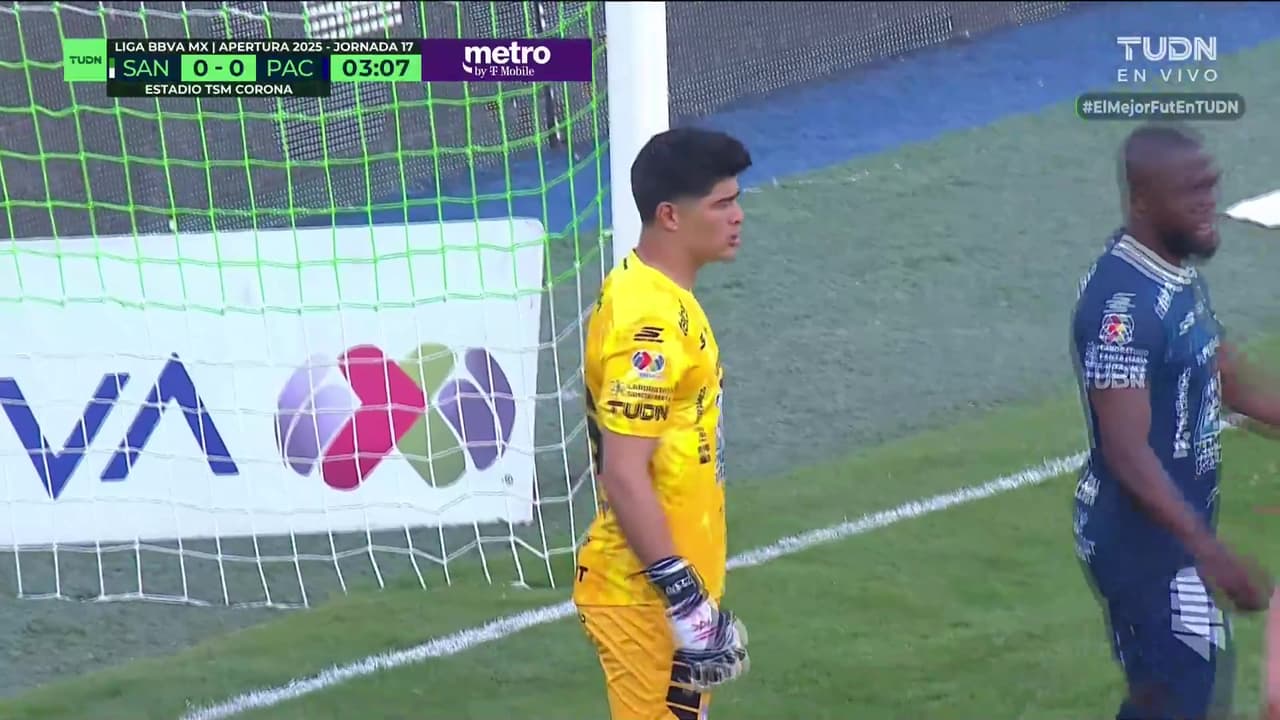 ¡Carlos Moreno hace una atajada enferma en los primero minutos!