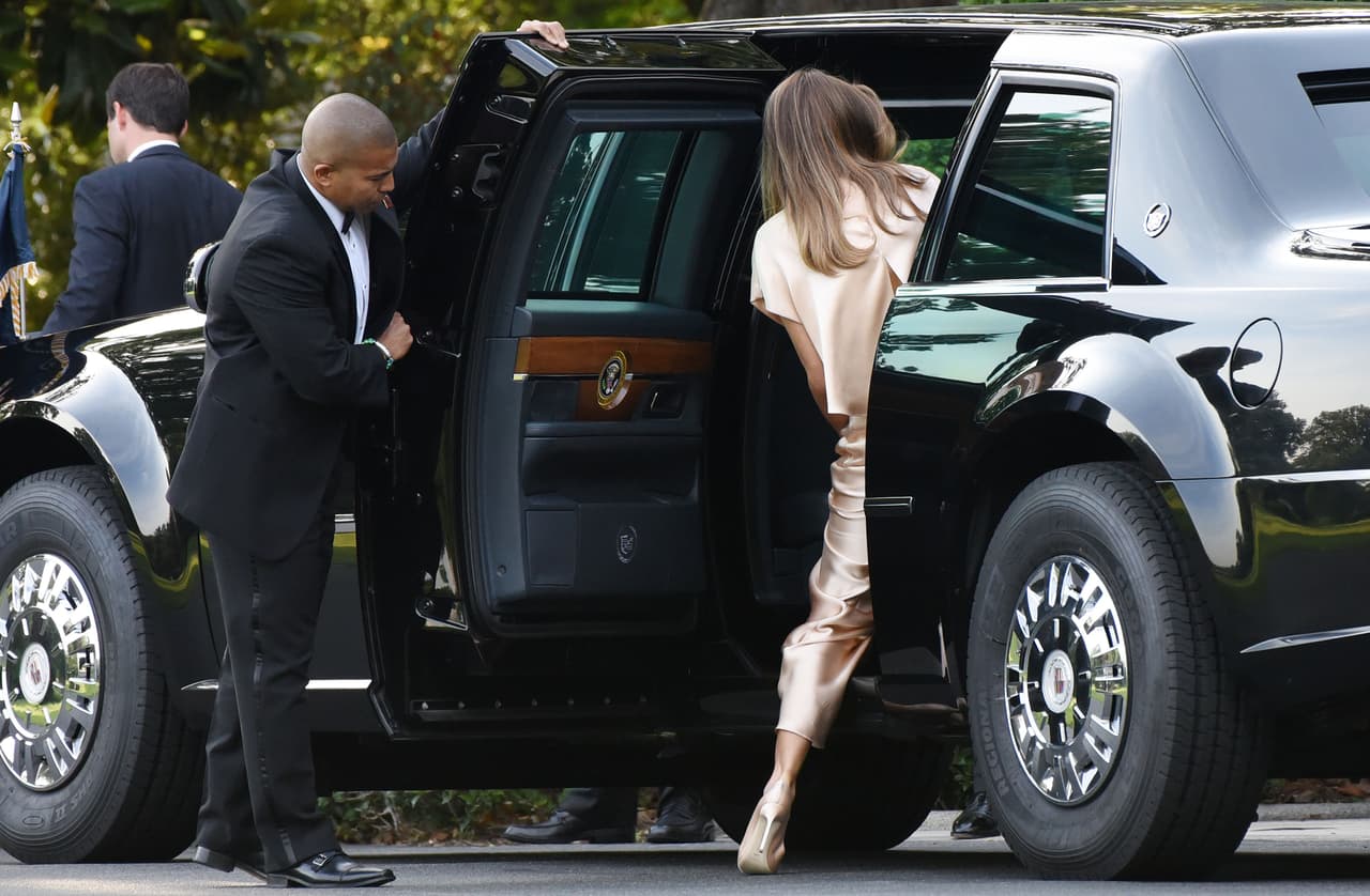 Esta imagen de la primera dama abordando la bestia permite ver el
<b> impresionante grosor de la carrocería</b> que separa al presidente de Estados Unidos del mundo cuando está a bordo de su limusina. se rumora que el blindaje de 'La Bestia' tiene 8 pulgadas de espesor y que cada puerta es más pesada que el de un jet comercial
<b> Boeing 757</b>. Todas las ventanas tienen 5 pulgadas de grosor, la cabina está totalmente aislada para proteger al presidente en el caso de un ataque químico y sus cauchos pueden rodar sin aire, pero igualmente están reforzados con material antibalas.