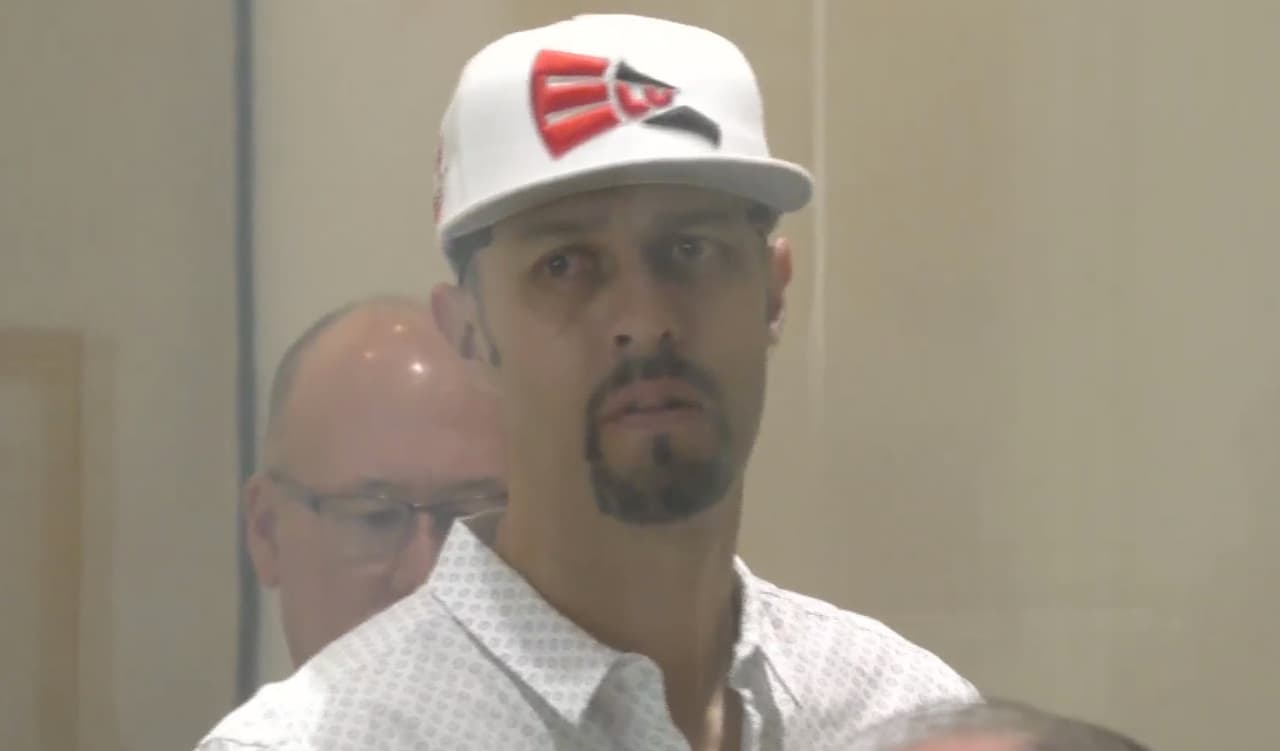 Esteban Loaiza pasa en la playa su último día en libertad antes de cumplir tres años de condena