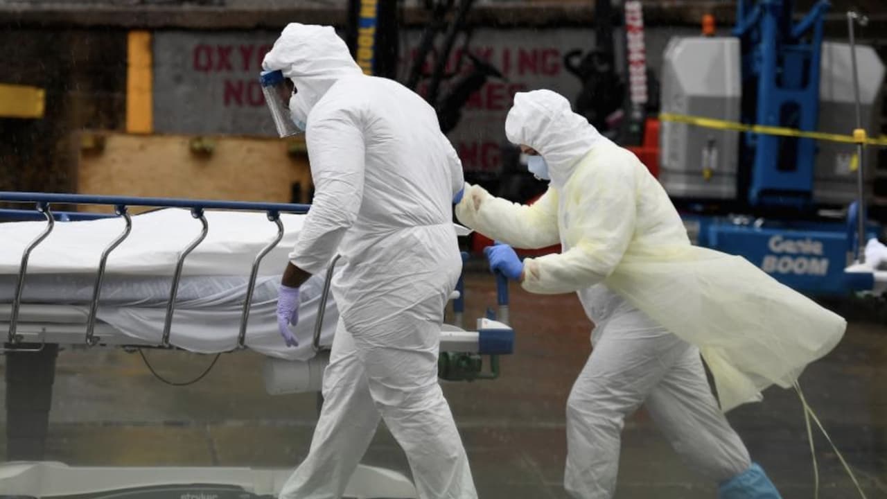 <b>¿Quién es elegible?</b>
<br>Para ser elegible para asistencia funeraria, debe cumplir con estas condiciones:
<br>- La muerte debe haber ocurrido en los Estados Unidos, incluidos los territorios de los EE.UU. y el Distrito de Columbia.
<br>- El certificado de defunción debe indicar que la muerte se atribuyó a covid-19.
<br>- El solicitante debe ser ciudadano estadounidense, 
<a href="https://travel.state.gov/content/travel/en/legal/travel-legal-considerations/us-citizenship/Certificates-Non-Citizen-Nationality.html" target="_blank">ciudadanos estadounidenses que no son ciudadanos</a> (o extranjero calificado que haya incurrido en gastos funerarios después del 20 de enero de 2020.
<br>- No existe ningún requisito para que la persona fallecida sea ciudadana estadounidense, nacional no ciudadana o extranjera calificada.