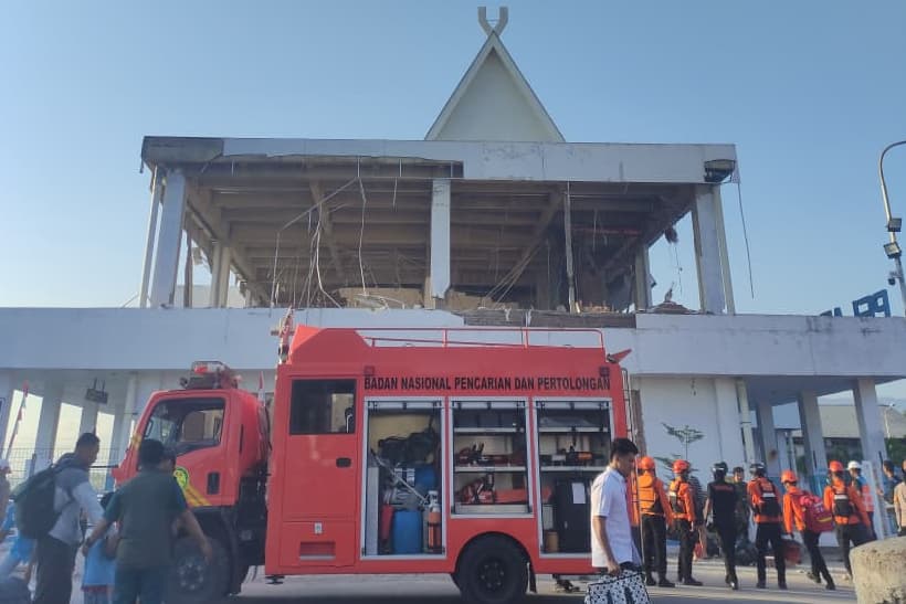 Las autoridades dijeron que se desplegaron tres helicópteros y una embarcación de rescate para apoyar la logística y las operaciones de respuesta de emergencia, incluidas posibles evacuaciones.