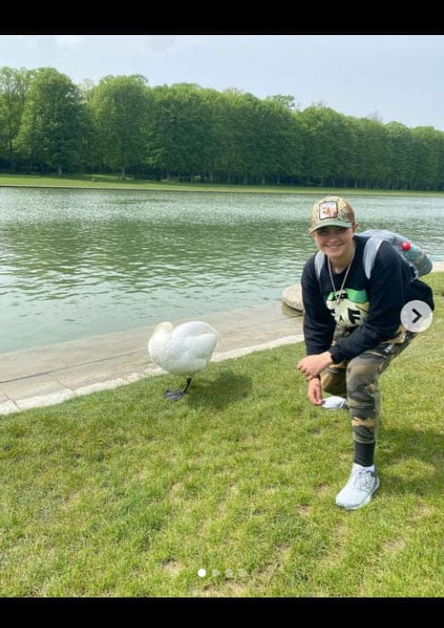 Suele acompañar a su mamá a algunas alfombras rojas y su papá deja ver su rostro cuando aparece con él en Instagram, algo que hasta hace poco evitaba hacer.
<br>