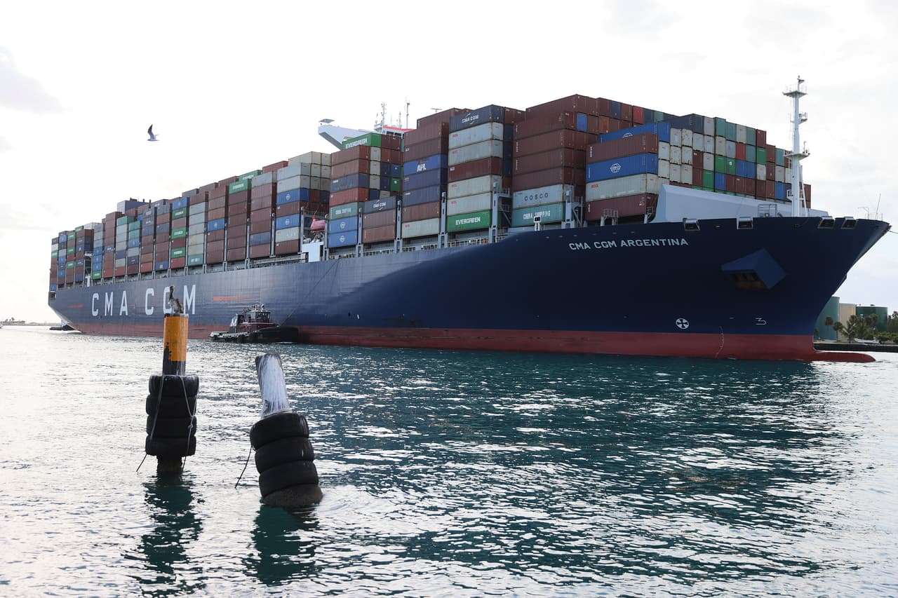 El enorme barco tiene capacidad para cargar cerca de 15,000 contenedores. Es un barco de 15,000 TEU (una medida que equivale a 20 pies).
<br>