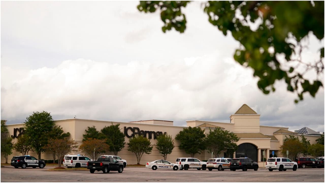 "Lo que sabemos es que
<b>hasta tres personas fueron vistas con armas dentro del mall</b> y una persona por lo menos disparó un arma, eso puede cambiar. Pedimos a las personas que tengan información que pudieron ser testigos o tienen videos que se contacten con nuestros investigadores criminales al 803-545-3525", anunció Holbrook.