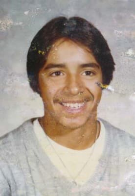 <h3 class="cms-H3-H3">José Esuaro 'Che' Domínguez</h3>
<br>
<br>Con 16 años cumplidos, Domínguez salió de su casa en Stockton, California, el pasado 2 de agosto de 1981 para reunirse con sus amigos en el parque Stribley,
<b>antes de desaparecer sin dejar rastro. </b>
<br>
<br>Trompestista y miembro de la banda de jazz del Instituto Franklin, fue visto por última vez vistiendo con pantalones de pana y tenis grises, con una camiseta negra
<b>con el nombre 'Che' impreso debajo de un signo zodiacal de cáncer. </b>
<br>
<br>En 1989,
<b> las autoridades acusaron a una persona de ser responsable de su desaparición</b>, pero los cargos terminaron por retirarse.
<br>
<br>El FBI ofrece
<b>una recompensa de hasta 5,000 dólares</b> por información que lleve a su localización.
<br>