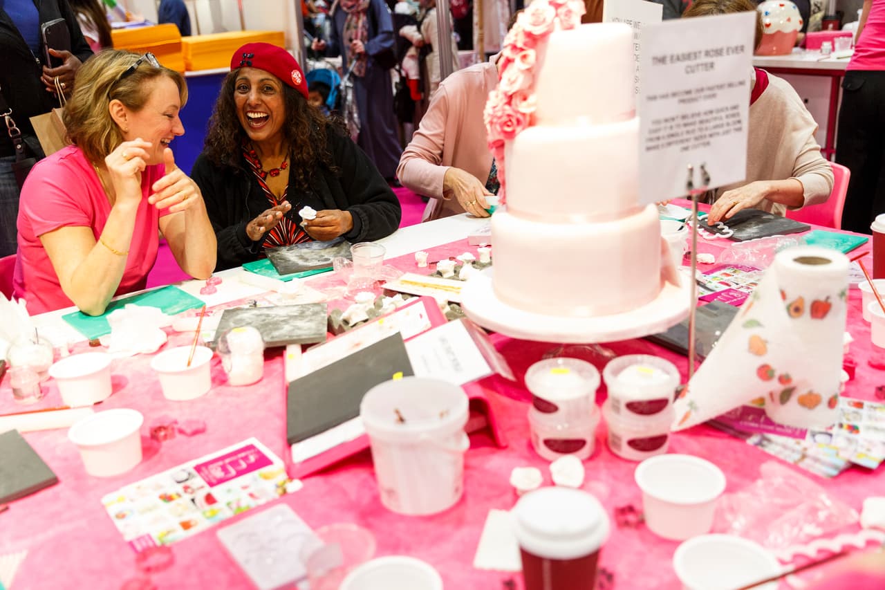 'The Cake and Bake Show' resultó todo un reto para los participantes, quienes dejaron volar su imaginación y trabajaron arduamente para lograr los pasteles con los diseños más lindos, incluyendo figuras de 'bambi' y flores hechas de fondane muy a la 'Vintage'.