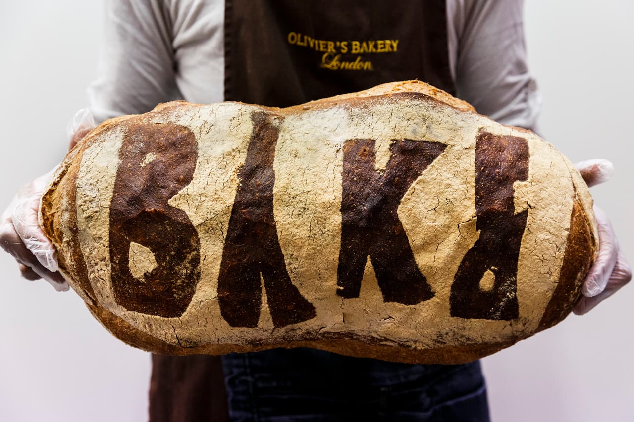 'The Cake and Bake Show' resultó todo un reto para los participantes, quienes dejaron volar su imaginación y trabajaron arduamente para lograr los pasteles con los diseños más lindos, incluyendo figuras de 'bambi' y flores hechas de fondane muy a la 'Vintage'.