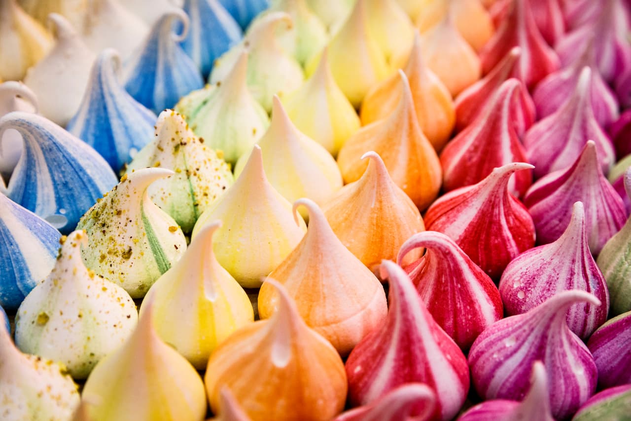 Hubo toda una variedad de colores y sabores que resultaron irresistibles para los paladares que asistieron al evento, pero lo más increíble fue la creatividad de los participantes para crear pasteles temáticos basados en marcas, películas y personajes.