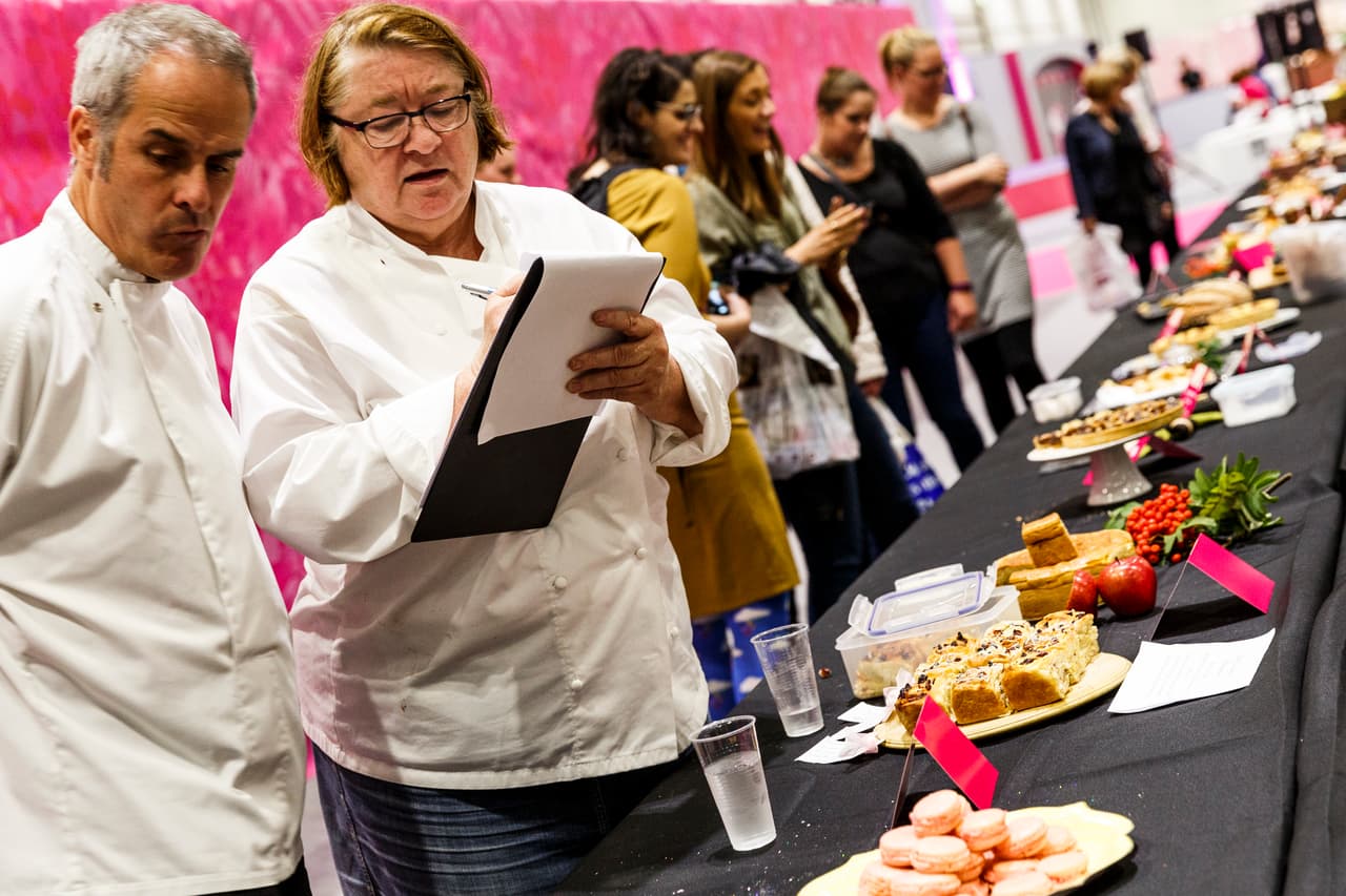 'The Cake and Bake Show' resultó todo un reto para los participantes, quienes dejaron volar su imaginación y trabajaron arduamente para lograr los pasteles con los diseños más lindos, incluyendo figuras de 'bambi' y flores hechas de fondane muy a la 'Vintage'.