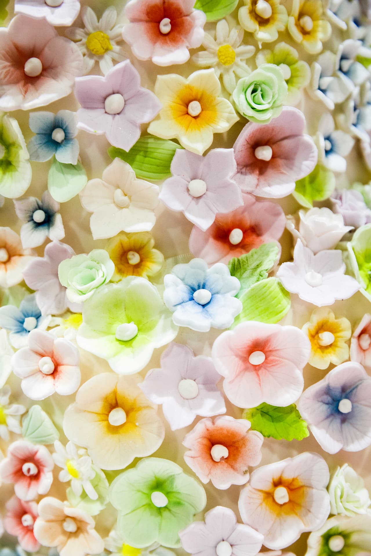 'The Cake and Bake Show' resultó todo un reto para los participantes, quienes dejaron volar su imaginación y trabajaron arduamente para lograr los pasteles con los diseños más lindos, incluyendo figuras de 'bambi' y flores hechas de fondane muy a la 'Vintage'.