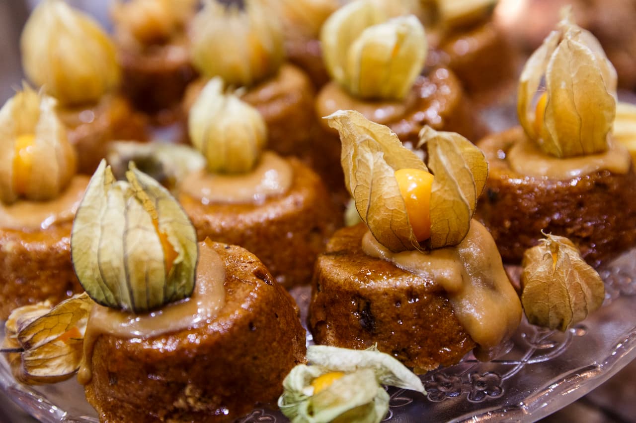 'The Cake and Bake Show' resultó todo un reto para los participantes, quienes dejaron volar su imaginación y trabajaron arduamente para lograr los pasteles con los diseños más lindos, incluyendo figuras de 'bambi' y flores hechas de fondane muy a la 'Vintage'.