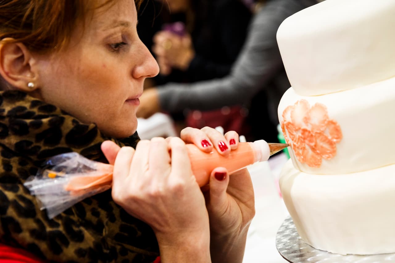 Los participantes trabajaron arduamente para hacer los pasteles más creativos, además de deliciosos.