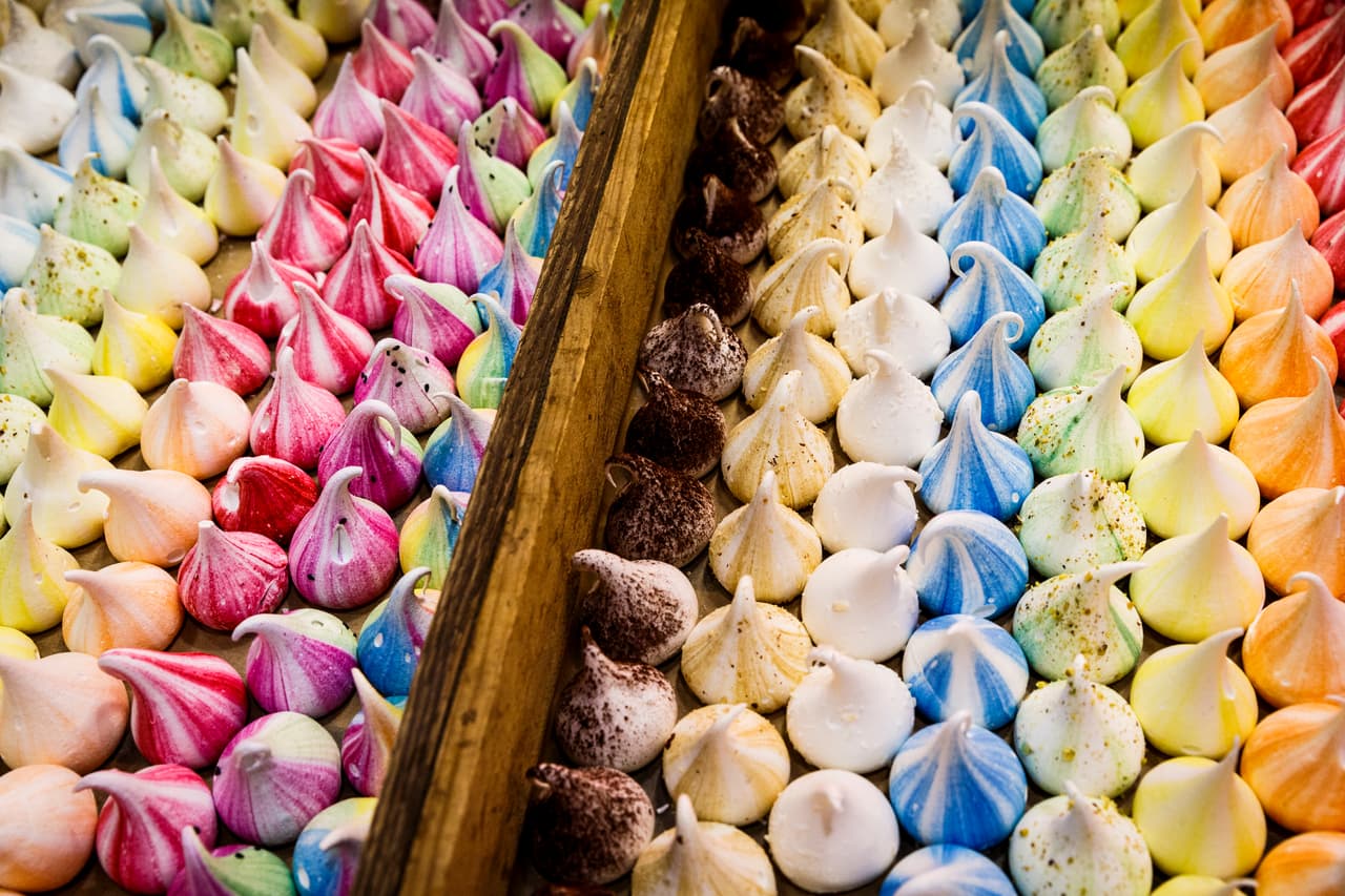 'The Cake and Bake Show' resultó todo un reto para los participantes, quienes dejaron volar su imaginación y trabajaron arduamente para lograr los pasteles con los diseños más lindos, incluyendo figuras de 'bambi' y flores hechas de fondane muy a la 'Vintage'.