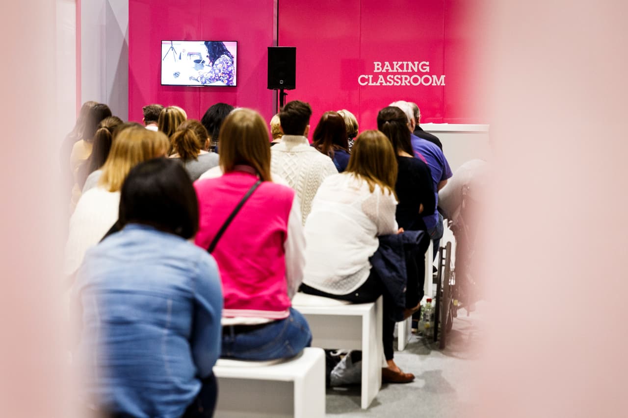 'The Cake and Bake Show' resultó todo un reto para los participantes, quienes dejaron volar su imaginación y trabajaron arduamente para lograr los pasteles con los diseños más lindos, incluyendo figuras de 'bambi' y flores hechas de fondane muy a la 'Vintage'.