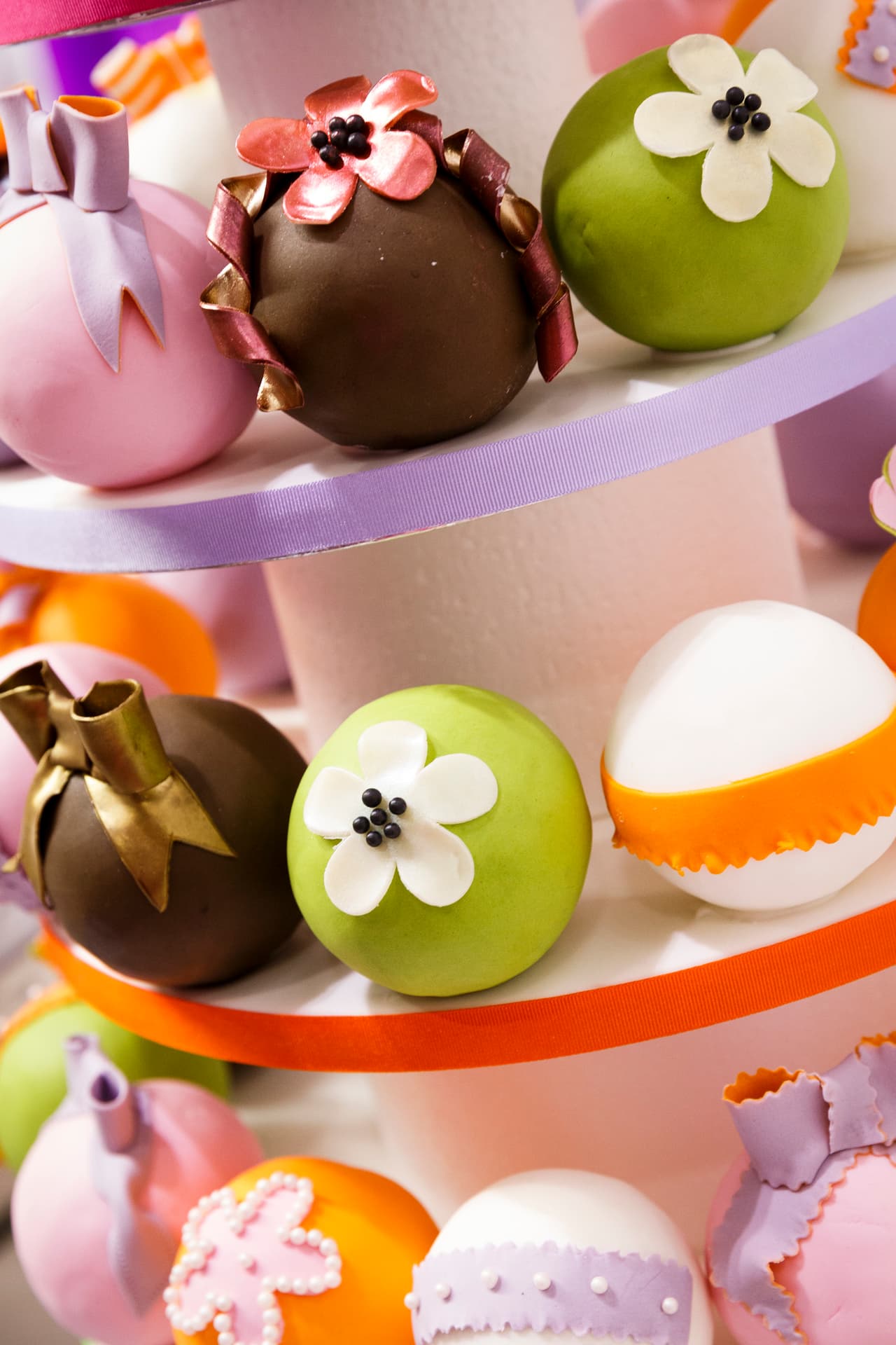 'The Cake and Bake Show' resultó todo un reto para los participantes, quienes dejaron volar su imaginación y trabajaron arduamente para lograr los pasteles con los diseños más lindos, incluyendo figuras de 'bambi' y flores hechas de fondane muy a la 'Vintage'.