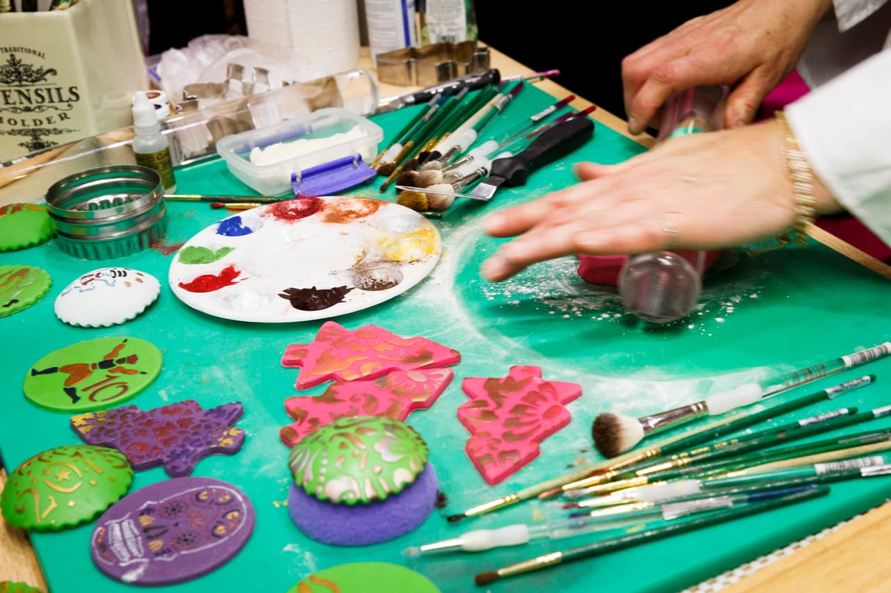 'The Cake and Bake Show' resultó todo un reto para los participantes, quienes dejaron volar su imaginación y trabajaron arduamente para lograr los pasteles con los diseños más lindos, incluyendo figuras de 'bambi' y flores hechas de fondane muy a la 'Vintage'.