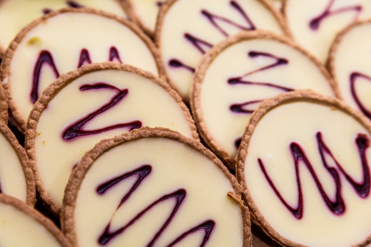 'The Cake and Bake Show' resultó todo un reto para los participantes, quienes dejaron volar su imaginación y trabajaron arduamente para lograr los pasteles con los diseños más lindos, incluyendo figuras de 'bambi' y flores hechas de fondane muy a la 'Vintage'.