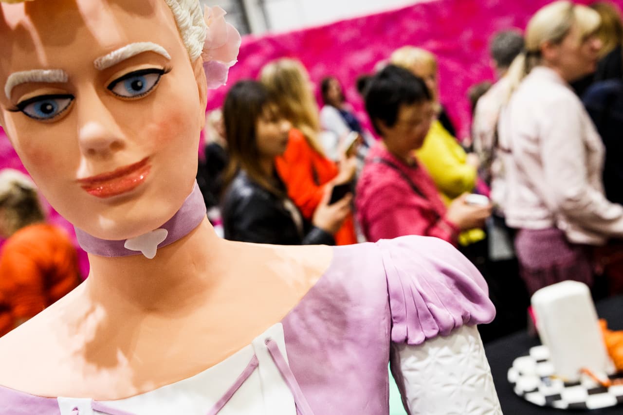 'The Cake and Bake Show' resultó todo un reto para los participantes, quienes dejaron volar su imaginación y trabajaron arduamente para lograr los pasteles con los diseños más lindos, incluyendo figuras de 'bambi' y flores hechas de fondane muy a la 'Vintage'.