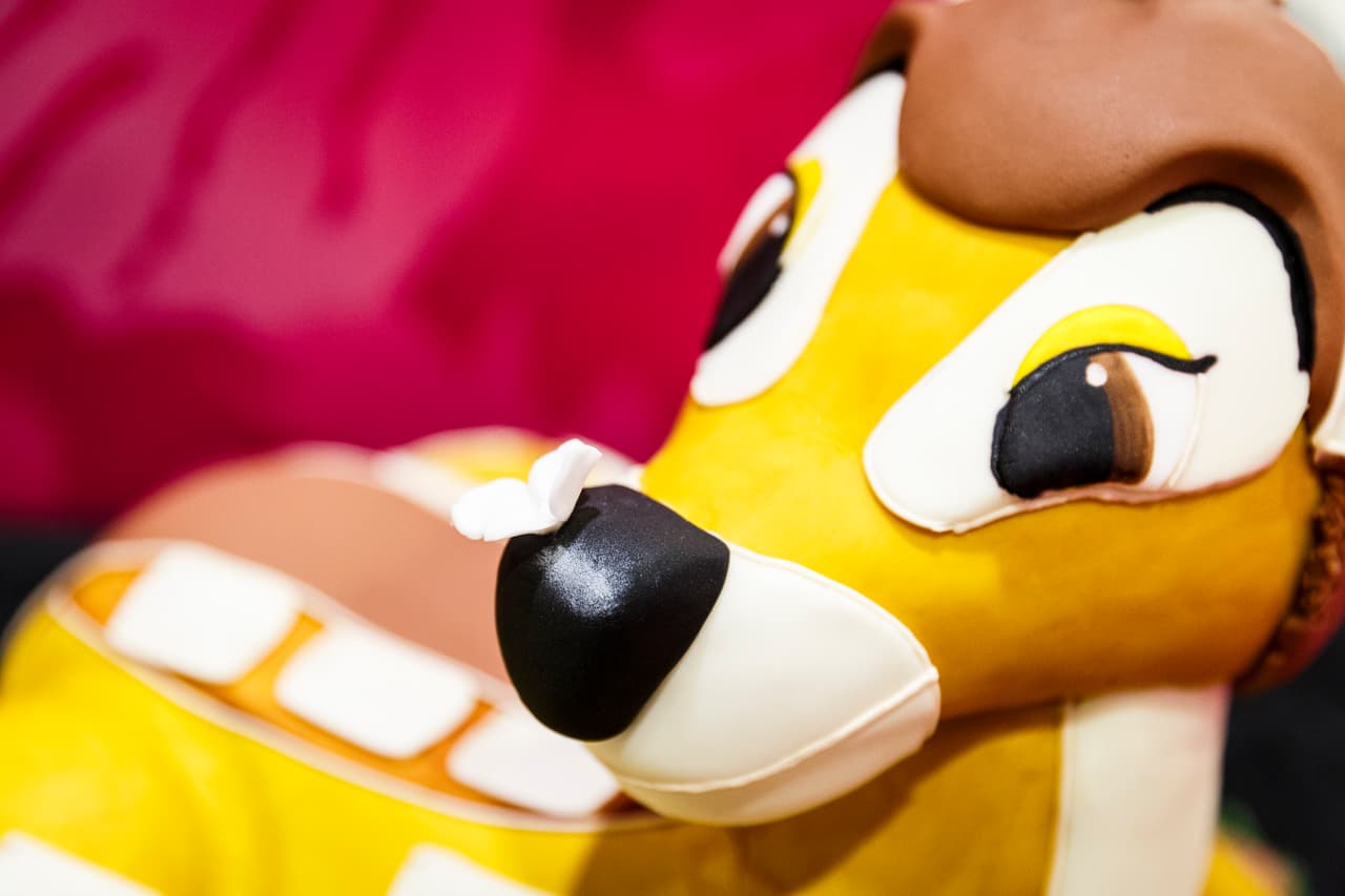 'The Cake and Bake Show' resultó todo un reto para los participantes, quienes dejaron volar su imaginación y trabajaron arduamente para lograr los pasteles con los diseños más lindos, incluyendo figuras de 'bambi' y flores hechas de fondane muy a la 'Vintage'.