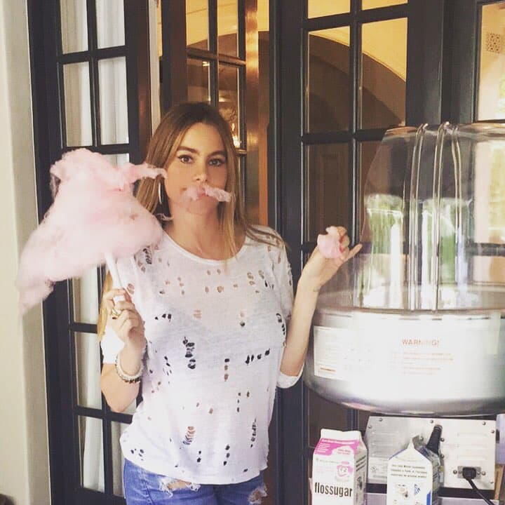 OMG! Sofía Vergara luce un bigote muy coqueto... ¡pero es de azúcar! ¿Alguien que se anime a quitárselo?